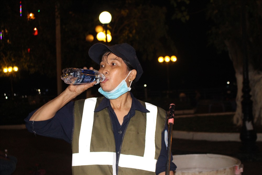 Gần 4 giờ sáng, công việc đã ngơi, chị tự “thưởng” cho mình một chai nước mang theo từ nhà.