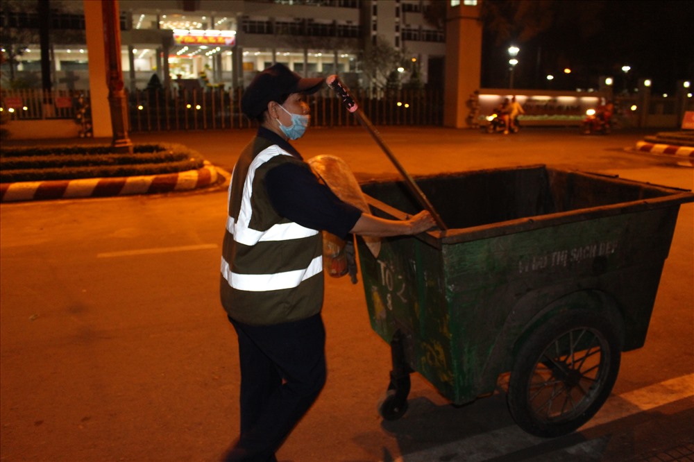 Công cụ lao động của chị: Cây chỗi, cái ky hốt rác và chiếc xe chứa rác.