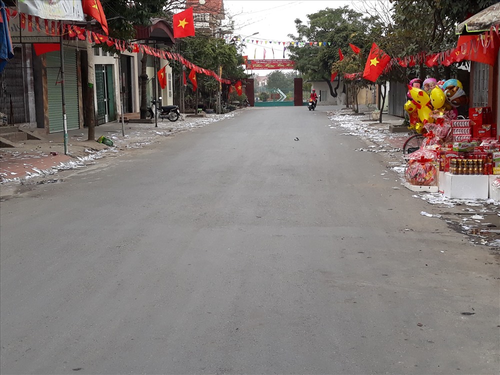 Đặc biệt khu vực đường vào Nhà máy nước Cầu Nguyệt (Kiến An), xác pháo kín mít hai bên đường