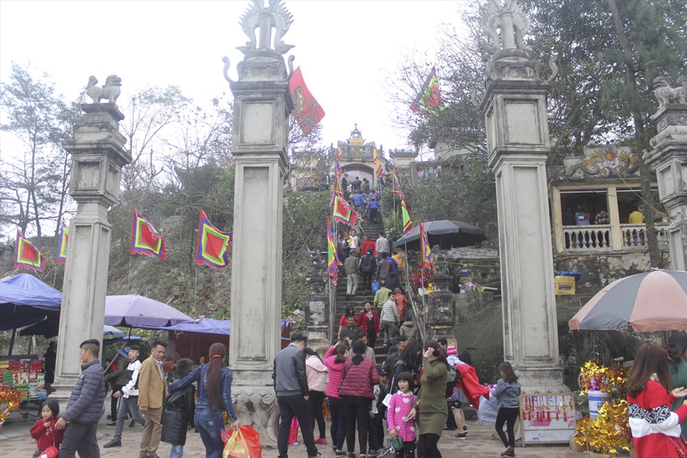 Tại Sầm Sơn, đền Độc Cước, chùa Cô Tiên... cũng thu hút rất đông du khách, người dân dâng hương. Ảnh: Trần Vương