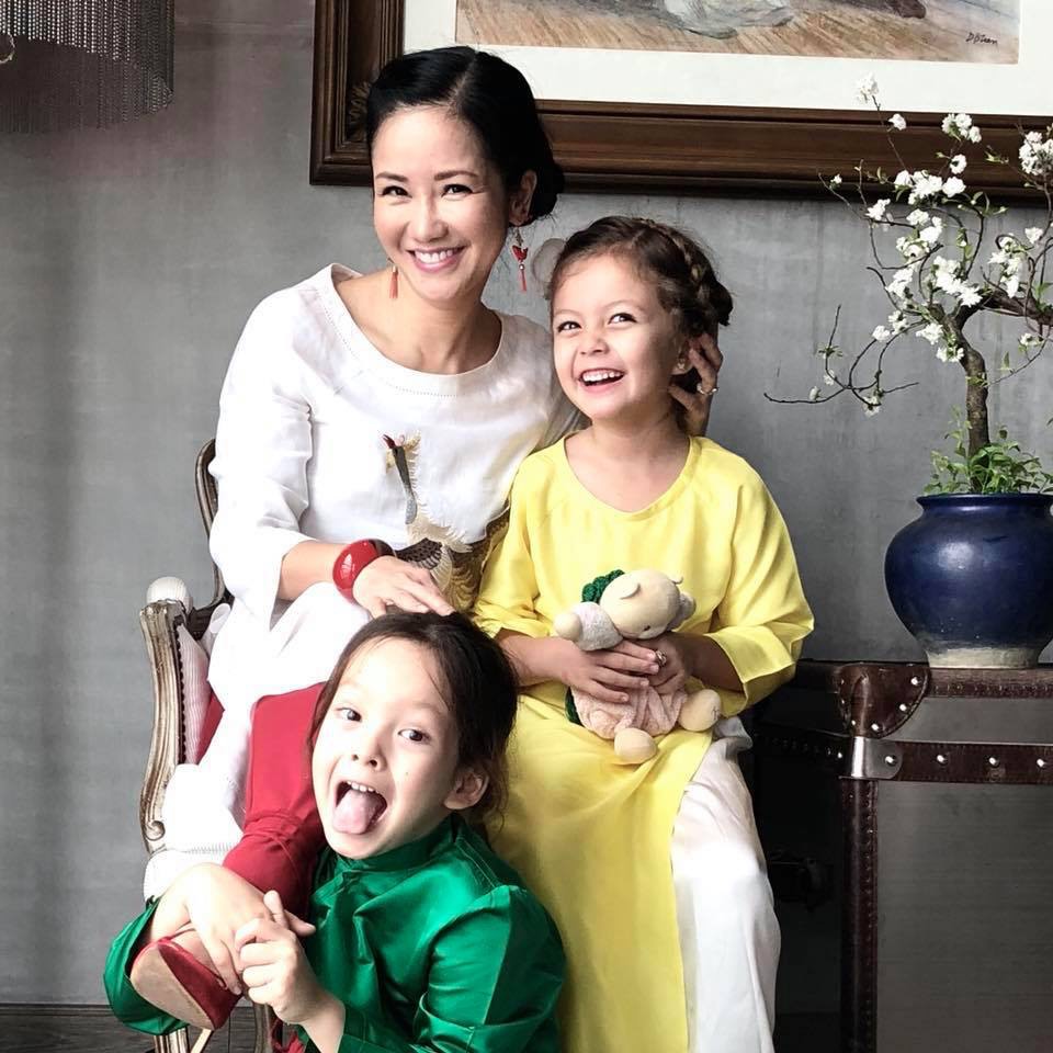 Nữ ca sĩ Hồng Nhung đăng tải hình ảnh “nhắng nhít” của 3 mẹ con trên trang cá nhân và gửi lời chúc đến khán giả 