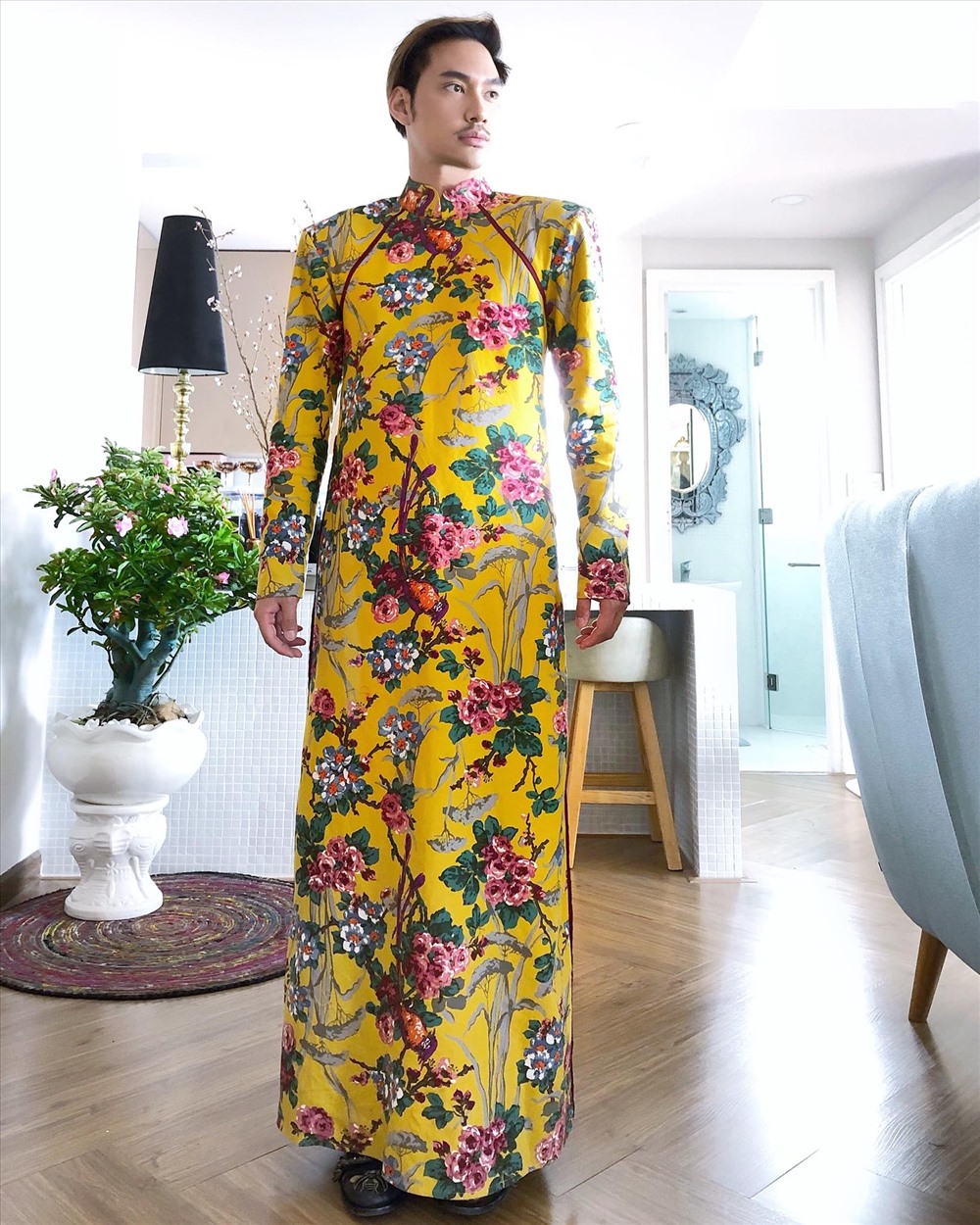 Nhà thiết kế Lý Quý Khánh hào hứng mặc bộ áo dài mà anh tự thiết kế nhân dịp Tết 
