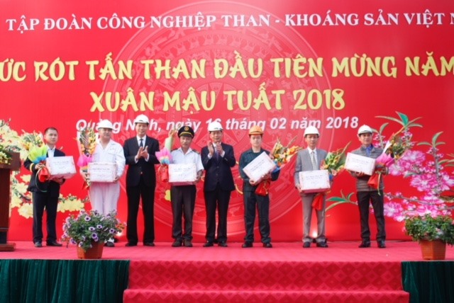 Lãnh đạo tỉnh Quảng Ninh và TKV tặng quà cho đại diện các đơn vị tổ chức rót tấn than đầu tiên của năm mới Mậu Tuất. Ảnh: T.N.D