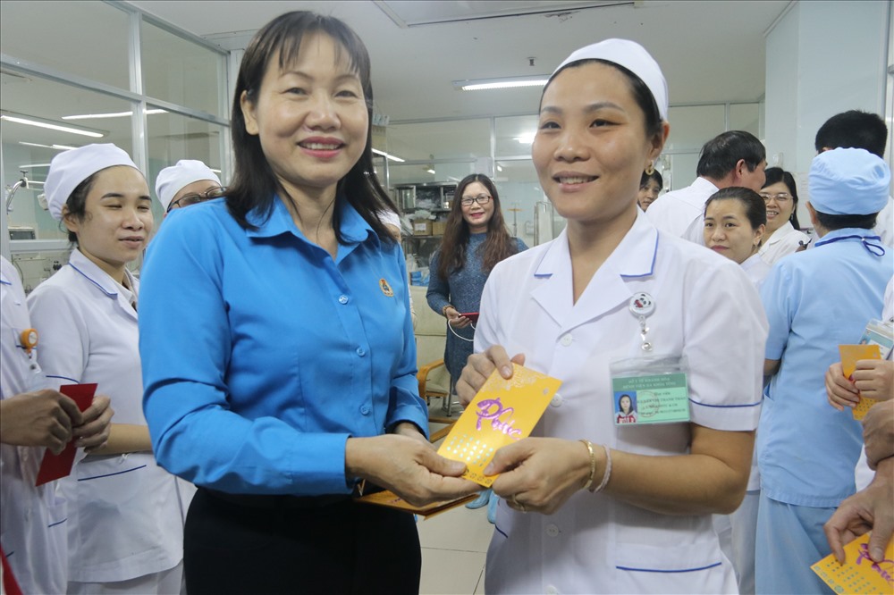 Phong bao lì xì tặng cho đoàn viên lao động cuối năm của tổ chức công đoàn  nhằm động viên tinh thần làm việc y bác sĩ. Ảnh: P.L