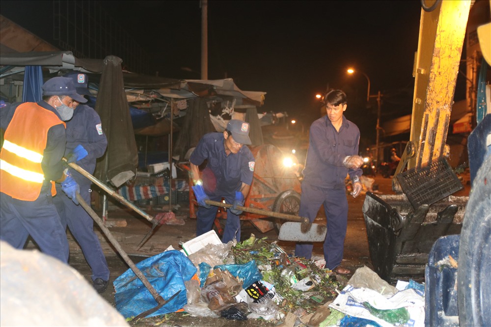 Hơn 400 tấn rác trong ngày 30 tết đã được công nhân vệ sinh môi trường dọn xong trước giao thừa để năm mới thành phố sạch đẹp. Ảnh: P.L