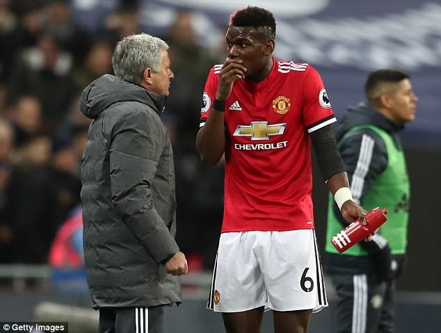 Pogba (áo đỏ) không thể chơi trọn vẹn 90 phút trong 2 trận sân khách gần nhất của Man United tại Premier League. Ảnh: Getty Images.