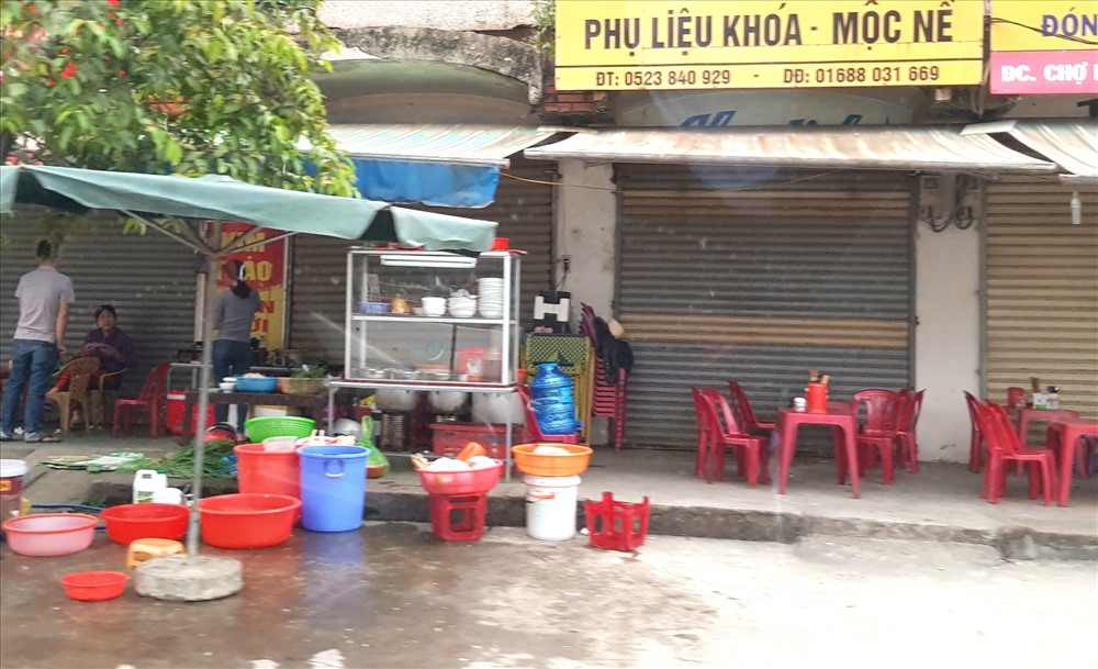Những hàng ăn trên các tuyến phố Đồng Hới được bày bán ngay từ sáng mùng 1 Tết. Ảnh: Lê Phi Long