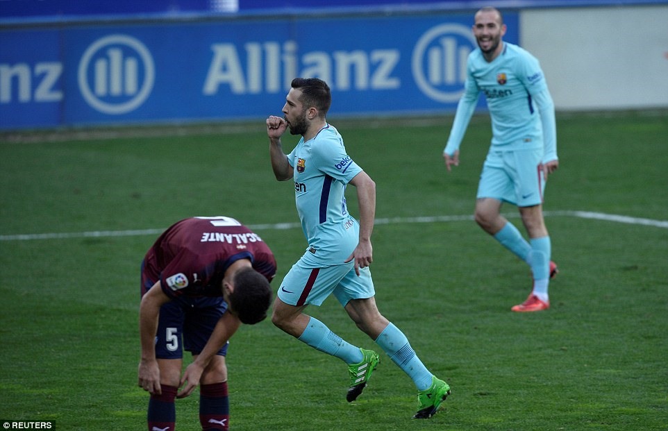 Jordi Alba (thứ hai từ trái sang) giúp chiến thắng của Barca được trọn vẹn hơn. Ảnh: Reuters.