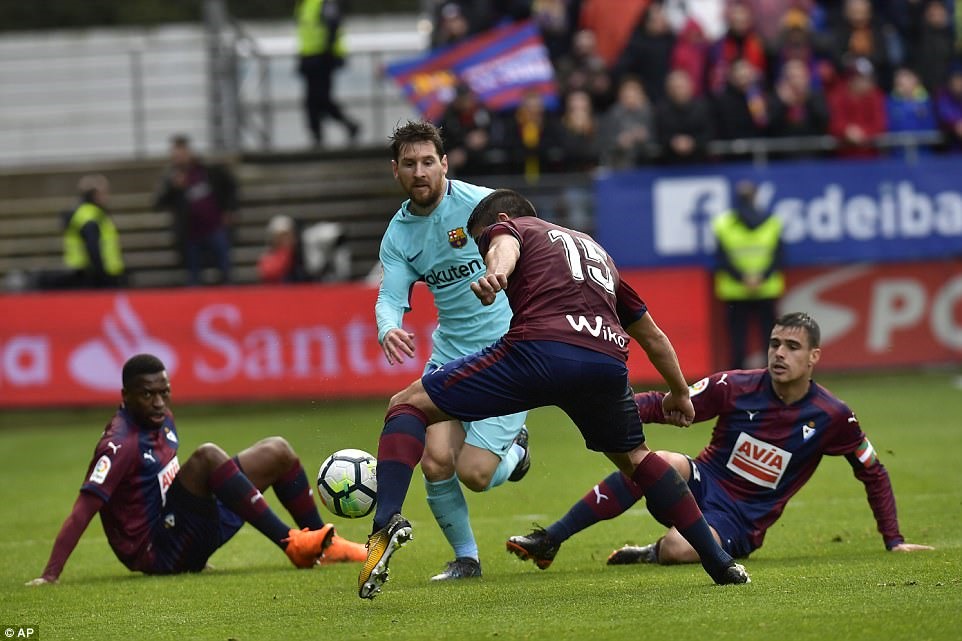 Ba cầu thủ Eibar tranh chấp với một mình Messi (áo xanh ngọc). Ảnh: AP.