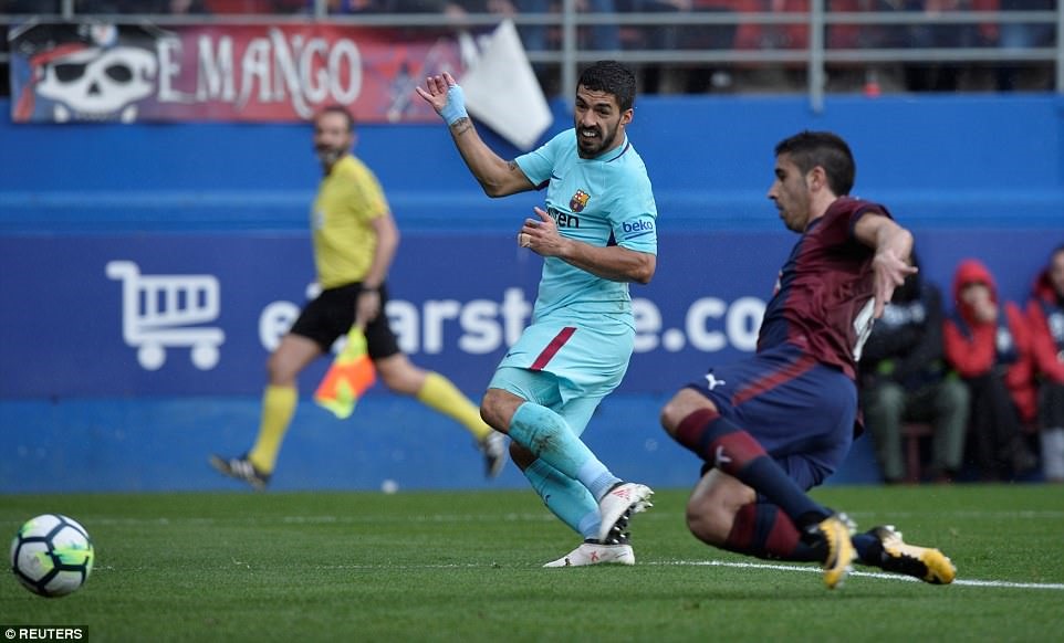 Luis Suarez (áo xanh ngọc) ghi bàn mở tỷ số trận đấu. Ảnh: Reuters.