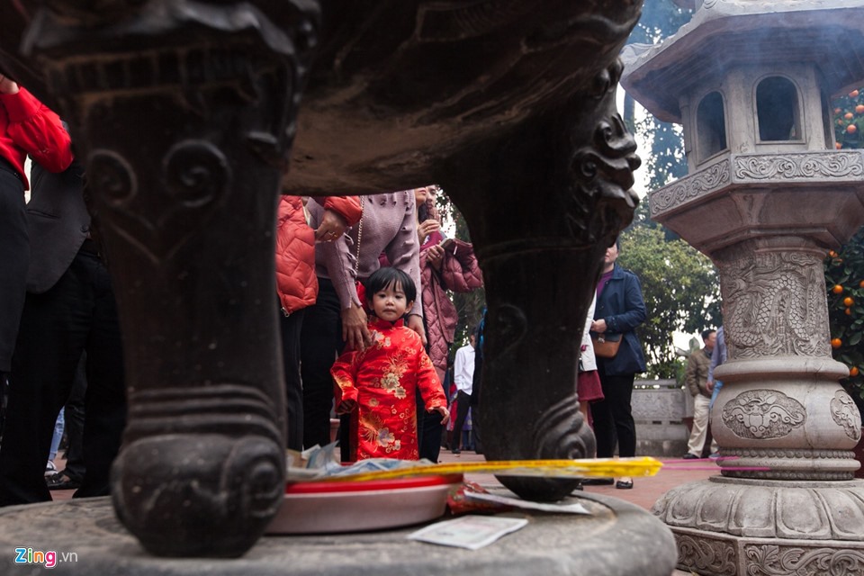 Nhiều người Hà Nội cho rằng đến chùa Trấn Quốc lễ Phật là việc đầu tiên nên làm trong ngày đầu năm mới.