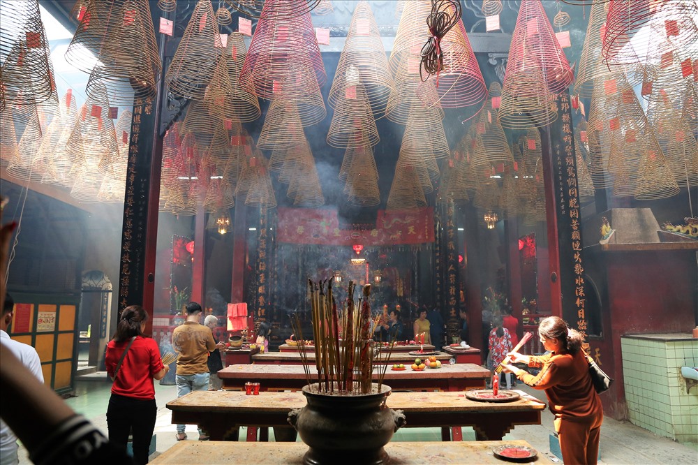 Khói hương nghi ngút trong ngôi chùa nằm trên đường Võ Văn Kiệt (quận 1). Ảnh: Trường Sơn