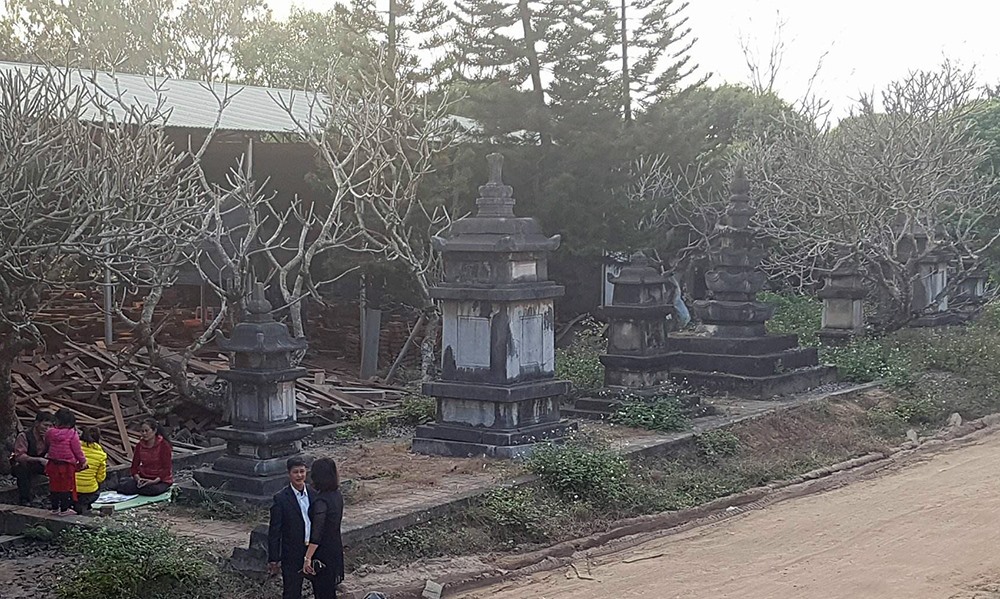 Nhiều công trình cổ bằng đá tại Quỳnh Lâm hiện tại cỏ đã phủ gần kín.