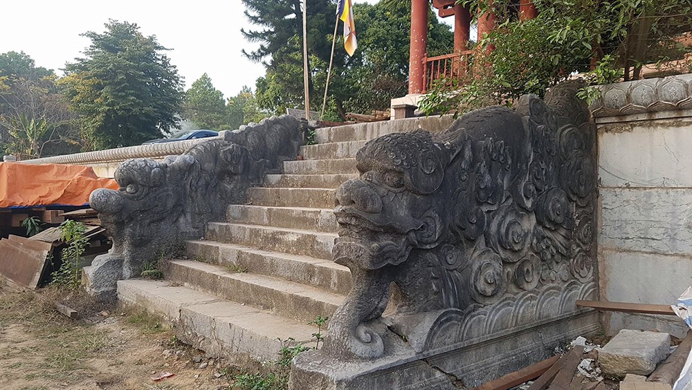 Những bậc đá mang đậm vết tích lịch sử tại chùa Quỳnh Lâm.