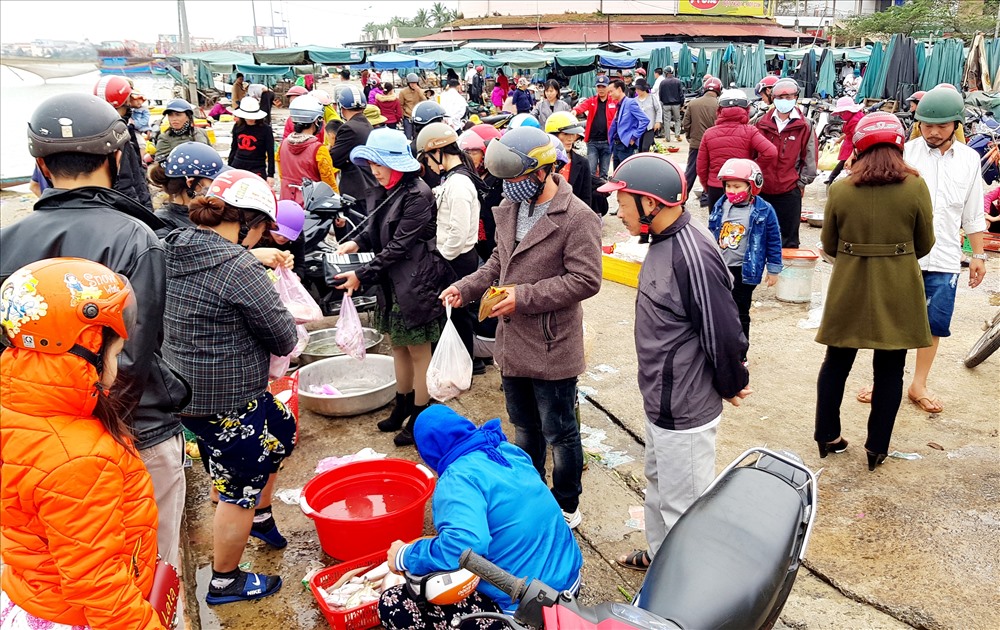 Rất đông người dân đợi sẵn trên bờ chờ các chuyến tàu xuất biển “lấy lộc” cập bến trong ngày mùng 3 Tết.  Ảnh: Lê Phi Long