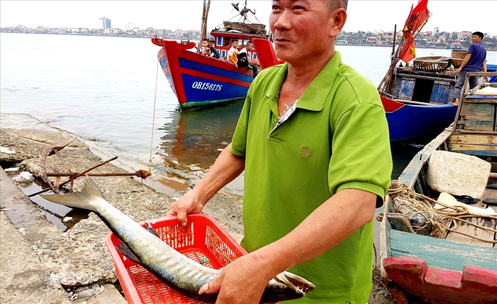 Ngư dân vui mừng vì chuyến xuất biển đầu năm thu được nhiều cá tôm.  Ảnh: Lê Phi Long