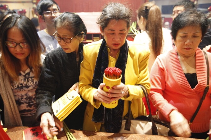 Đi lễ chùa, gieo quẻ là một phong tục lâu đời của người Việt mỗi dịp đầu năm mới âm lịch. Người gieo quẻ thường mong muốn biết trước vận hạn, may rủi trong năm. 