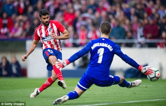Pha ghi bàn của Diego Costa (trái). Ảnh: Getty Images.