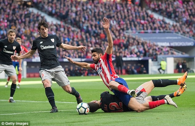 Một cú ngã của Diego Costa (áo đỏ trắng) trong vòng cấm địa đội khách ở hiệp 1 nhưng không được hưởng phạt đền. Ảnh: Getty Images.