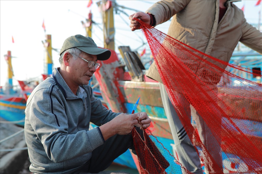 Ông Hoàng Văn Bông (60 tuổi) trú xã Quỳnh Long, huyện Quỳnh Lưu đã nhiều năm ăn Tết trên biển. ảnh:Nguyễn Tý