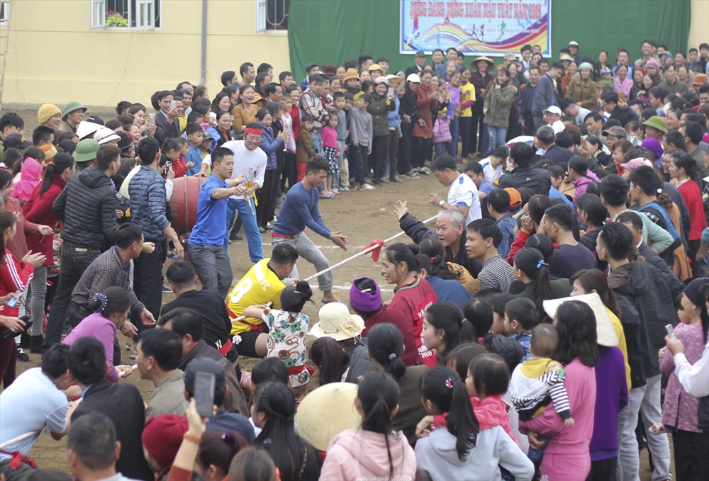 Rất đông đảo nhân dân đã đến tham dự và cổ vũ cho hội thi kéo co - hội quê đầu xuân Mậu Tuất tại xã Quảng Giao. Ảnh: Trần Vương