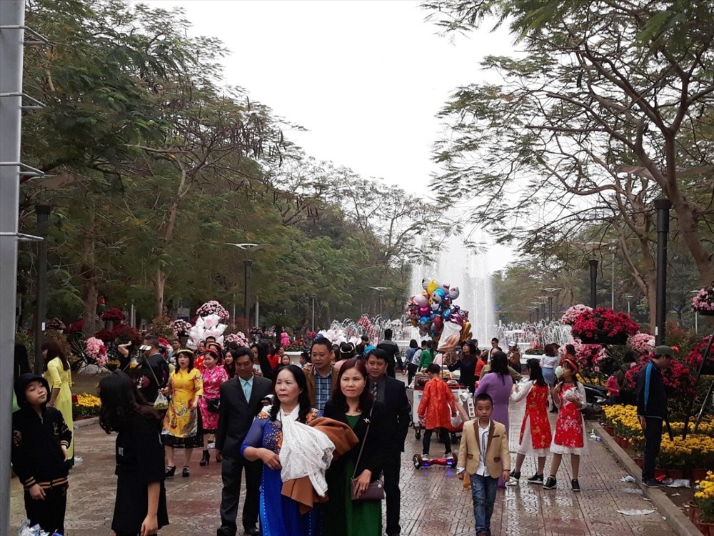 Hàng vạn người dân TP Cảng đổ dồn về dải vườn hoa trung tâm TP và các điểm vui chơi, giải trí để chụp ảnh