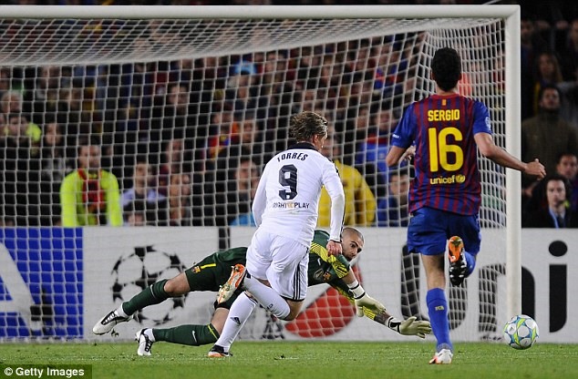 Nỗ lực ghi bàn ở những phút cuối của Fernando Torres trong trận Barcelona 2-2 Chelsea năm 2012. Ảnh: Getty Images.