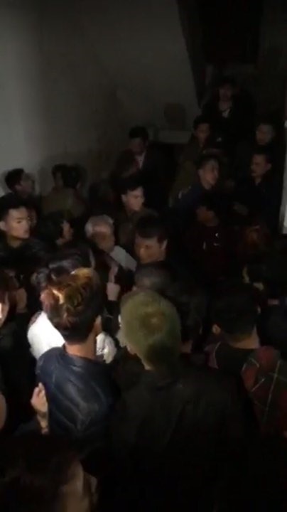 Rất đông người dân vây bắt đối tượng