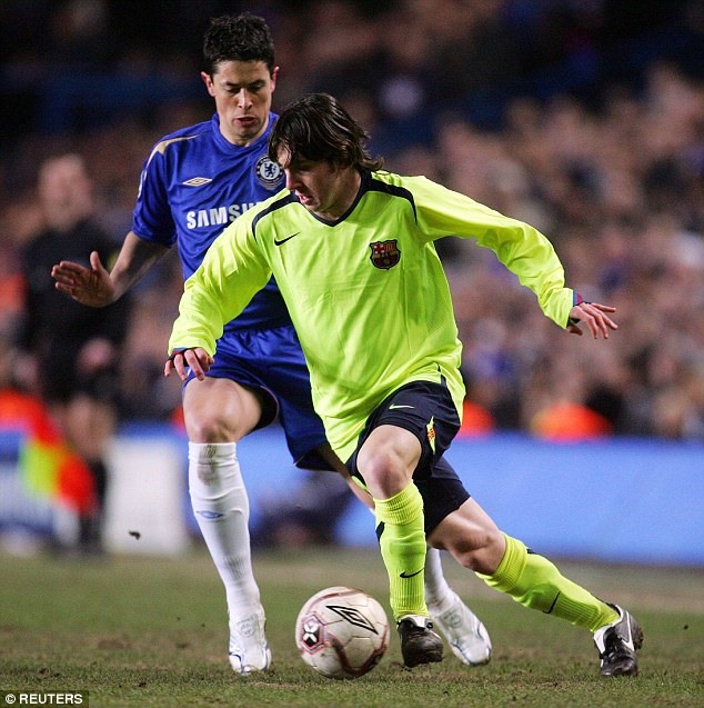 Messi (phải) trong lần đầu làm khách trên sân Stamford Bridge của Chelsea vào năm 2006. Ảnh: Getty Images.