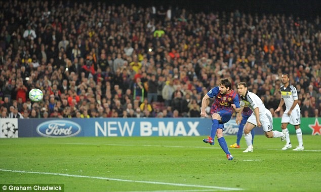 Cú đá phạt đền đưa bóng tìm đến xà ngang của Lionel Messi trong lần gặp Chelsea cách đây 6 năm. Ảnh: Daily Mail.