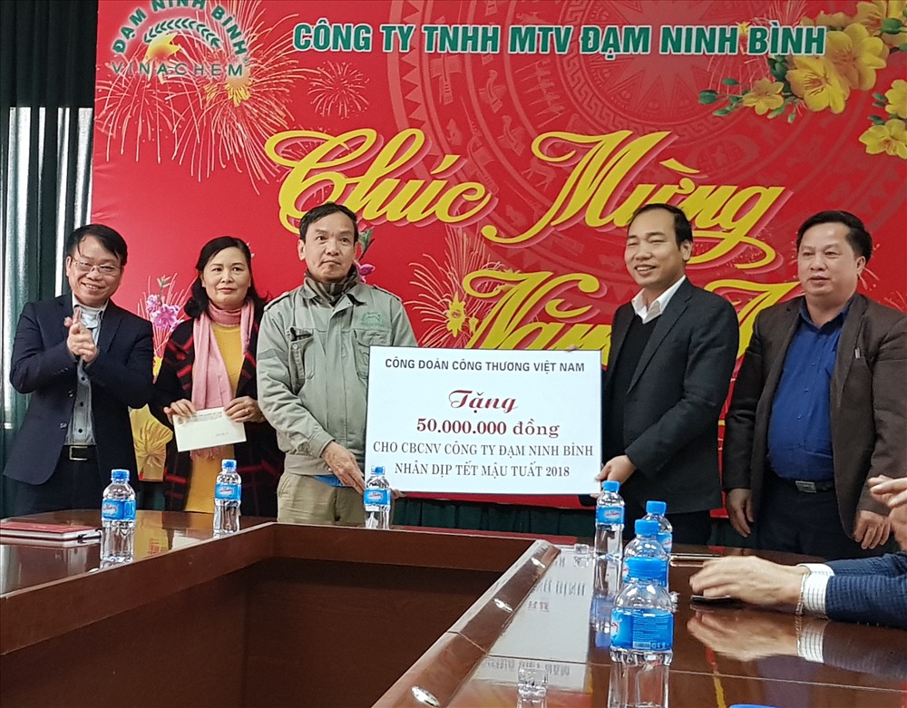 Chủ tịch CĐ Công thương VN Trần Quang Huy (thứ hai từ phải qua trái) tặng quà cho CNLĐ Cty Đạm Ninh Bình.