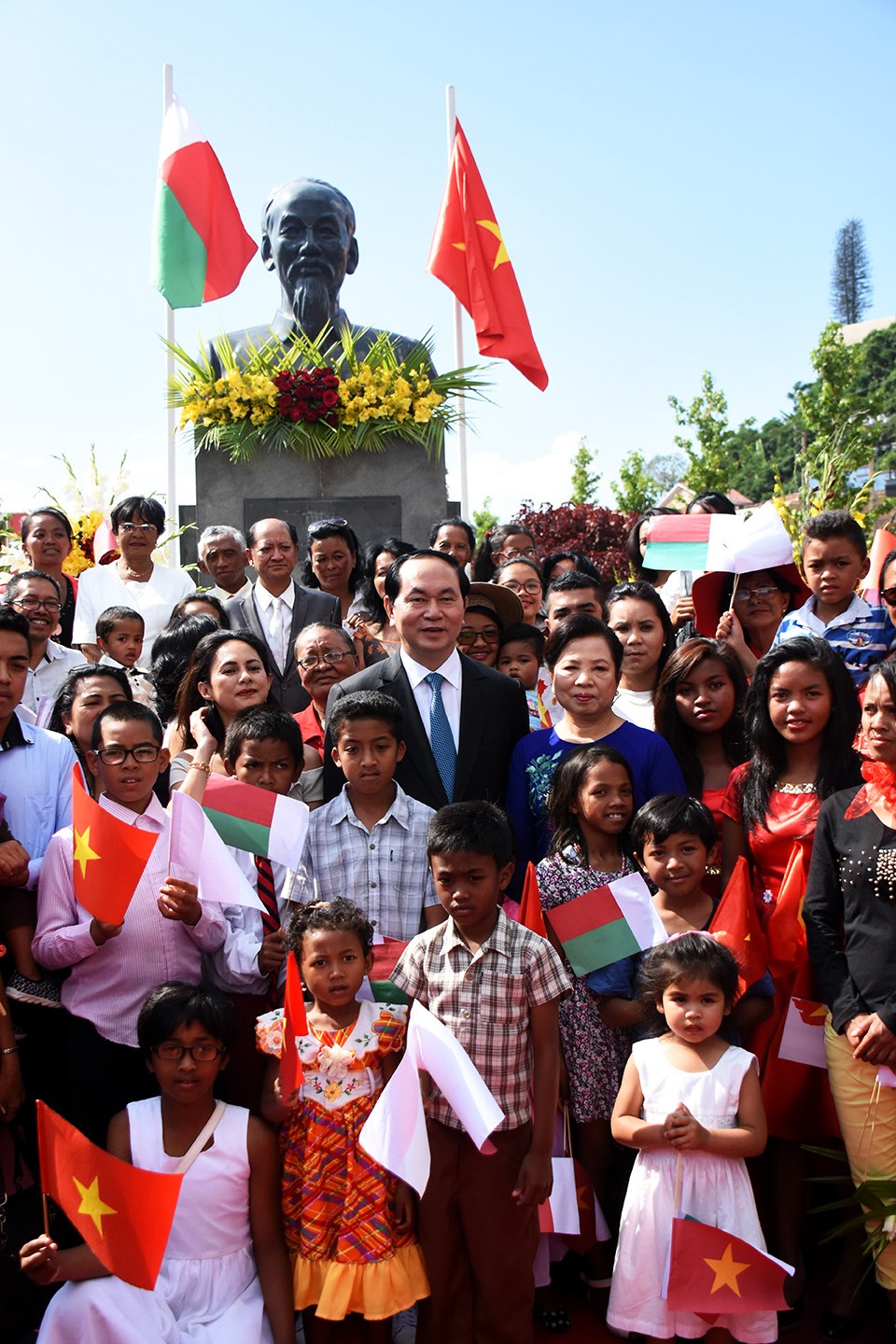 Chủ tịch Nước Trần Đại Quang chụp ảnh cùng các cháu thiếu nhi và bà con Việt kiều trước tượng đài Bác Hồ ở Madagascar.