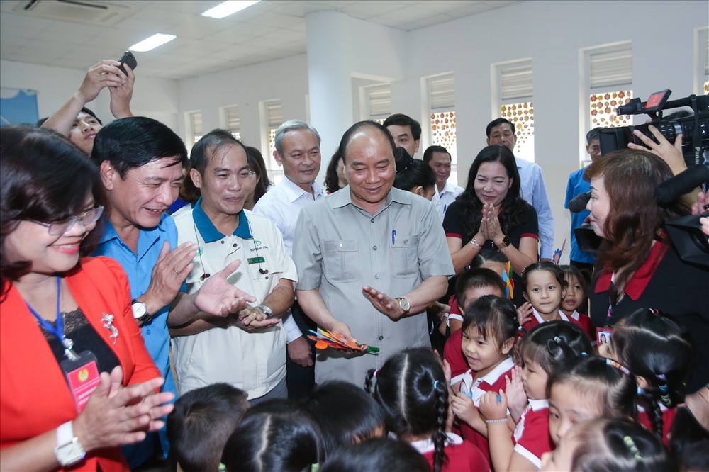 Thủ tướng Nguyễn Xuân Phúc và Chủ tịch Tổng LĐLĐVN Bùi Văn Cường thăm nhà trẻ Thái Quang của Cty Taekwang Vina (Đồng Nai). Ảnh: Đăng Huỳnh.