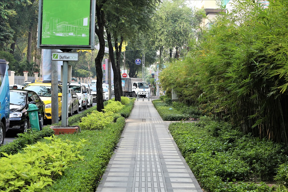 Theo ghi nhận của PV, hiện trên vỉa hè đường Nguyễn Thị Minh Khai, đoạn gần trường Lê Quí Đôn đã được lắp đặt hai thanh barie để ngăn xe máy chạy trên vỉa hè. Ảnh: Trường Sơn