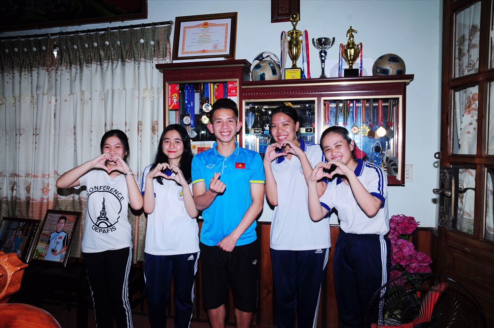 Hồng Duy bên bạn bè, sau chuyến trở về từ giải U 23 châu Á. Ảnh: Quang Hùng