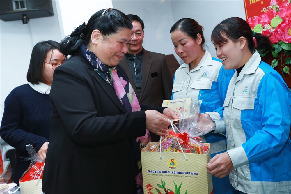 Phó Chủ tịch Thường trực Quốc hội Tòng Thị Phóng tặng quà cho CNLĐ Cty URENCO. Ảnh: Hải Nguyễn