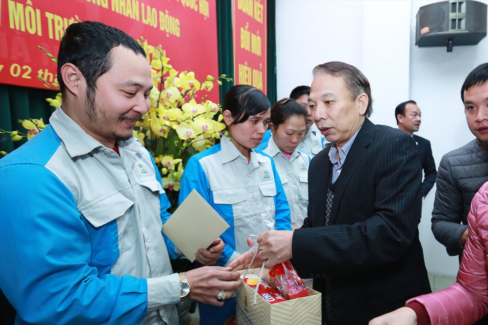 Phó Chủ tịch Tổng LĐLĐVN Mai Đức Chính tặng quà cho đoàn viên, CNLĐ Cty URENCO. Ảnh: Hải Nguyễn 
