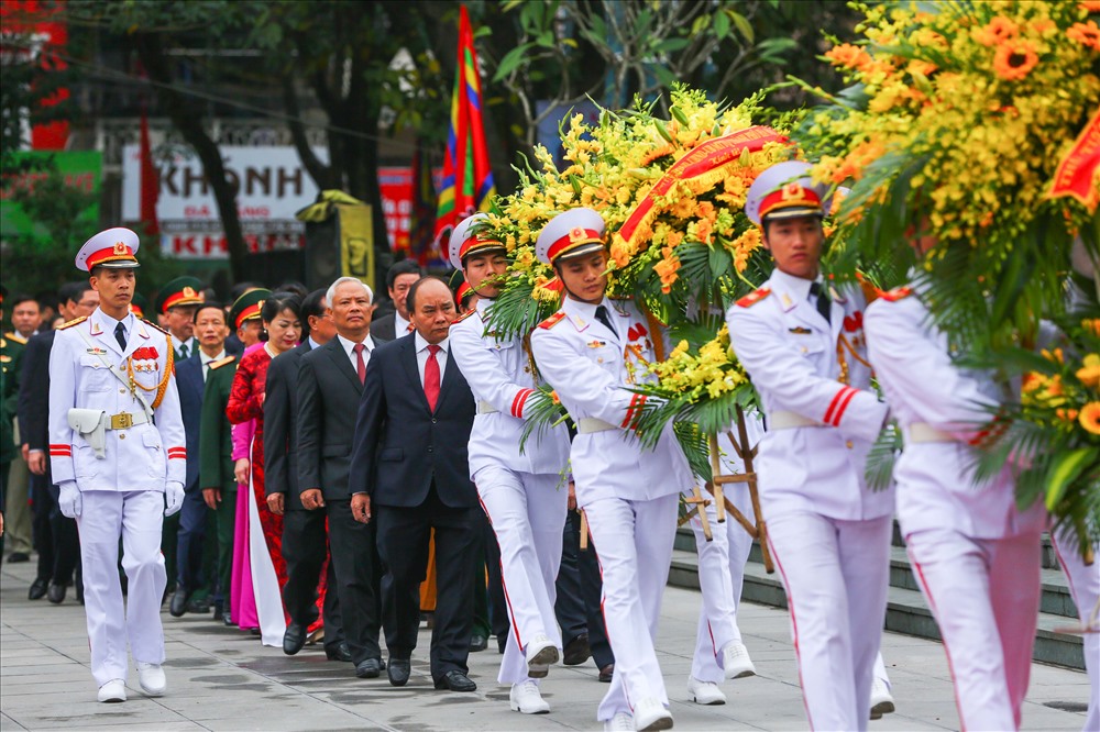 Thủ tướng Nguyễn Xuân Phúc cùng đại diện lãnh đạo các bộ, ngành và thành phố Hà Nội dự và dâng hương tại Lễ hội Gò Đống Đa. Ảnh ST.