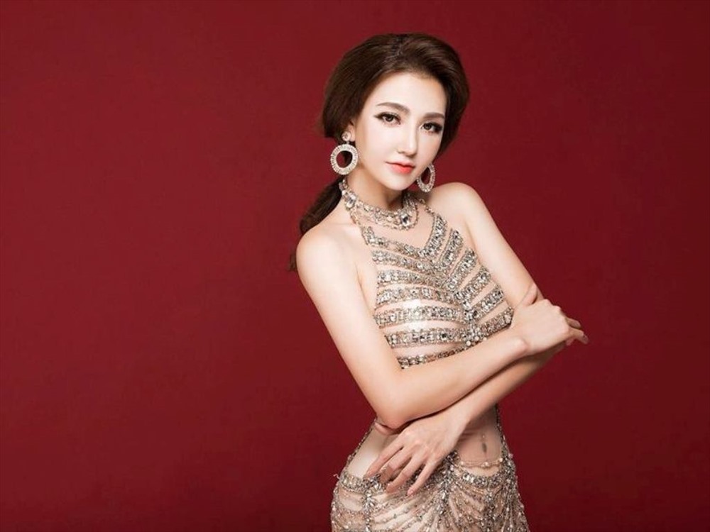 Sau khi đăng quang Hoa hậu châu Á 2017 tại Trung Quốc, người đẹp xuất thân từ ngành y khiến nhiều người bất ngờ khi thừa nhận đã kéo dài chân. 