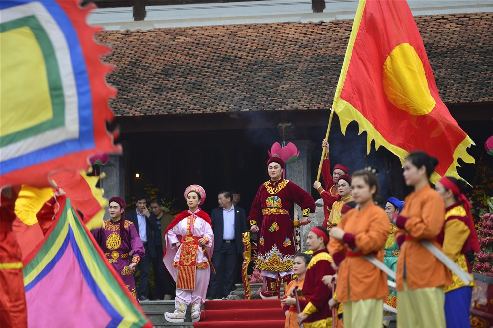 Trong lễ hội, cuộc hành quân thần tốc của đoàn quân vua Quang Trung được dựng lại.