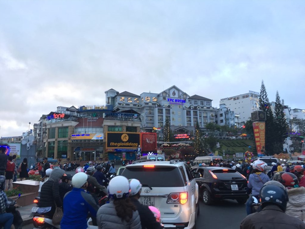 Xe cộ đông đúc ở vòng xoay chợ Đà Lạt (ảnh K.Q)