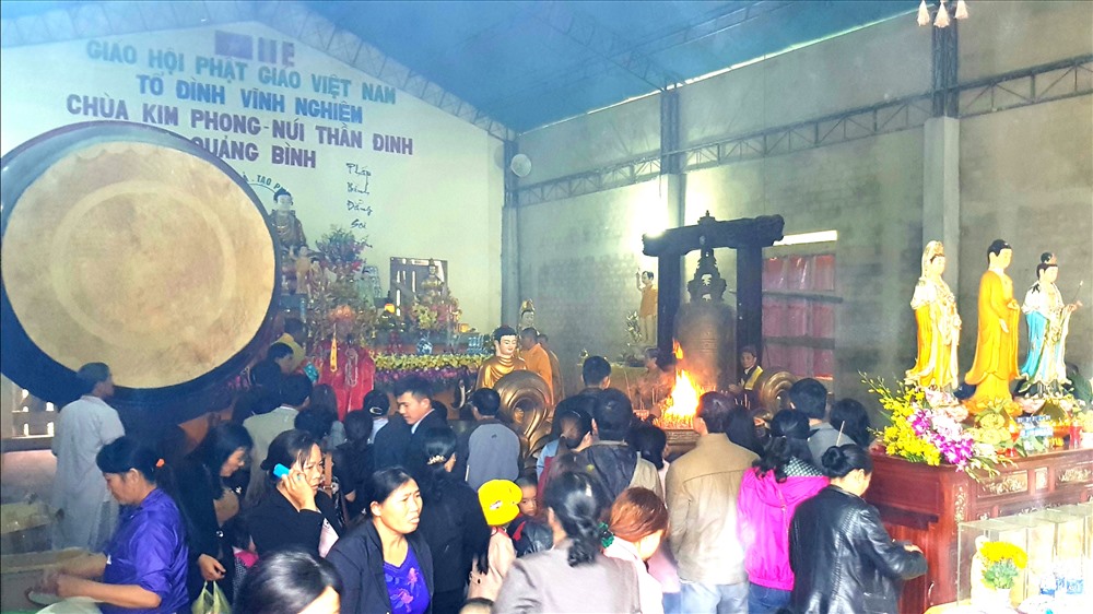Người dân thắp hương tại chùa Kim Phong cầu phúc, cầu an đầu năm mới. Ảnh: Lê Phi Long