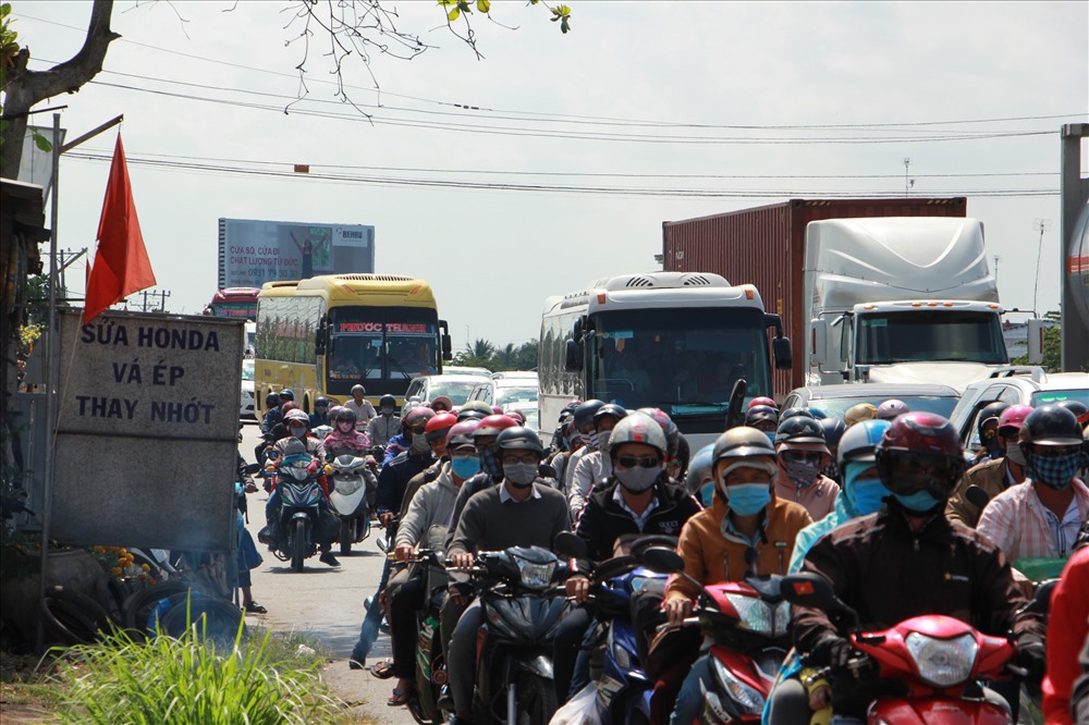 Chiều 20.2, trên tuyến QL1 từ Cần Thơ đến Tiền Giang, dòng người và phương tiện ùn ùn đổ về TP.HCM sau kỳ nghỉ Tết Nguyên đán