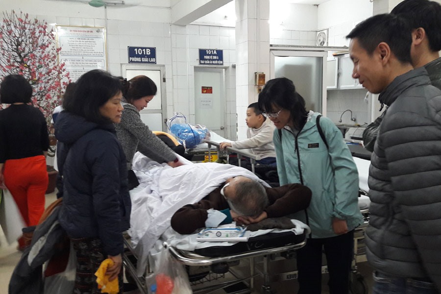 Hình ảnh tại khoa Cấp cứu Bệnh viện Hữu nghị Việt Đức đêm 30 Tết Mậu Tuất.Ảnh: THÙY LINH