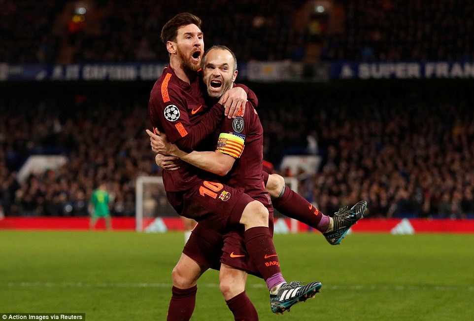 Iniesta (phải) và Messi (trái) đã cùng nhau phối hợp để tạo ra bàn gỡ hòa cho Barcelona. Ảnh: Reuters.