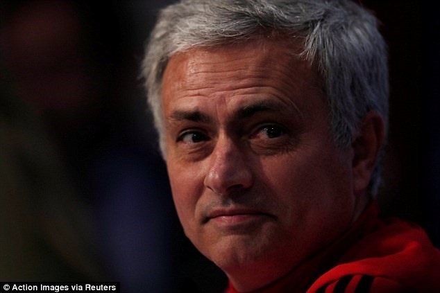 Mourinho đứng về phía Pogba trong tâm bão. Ảnh: Reuters.