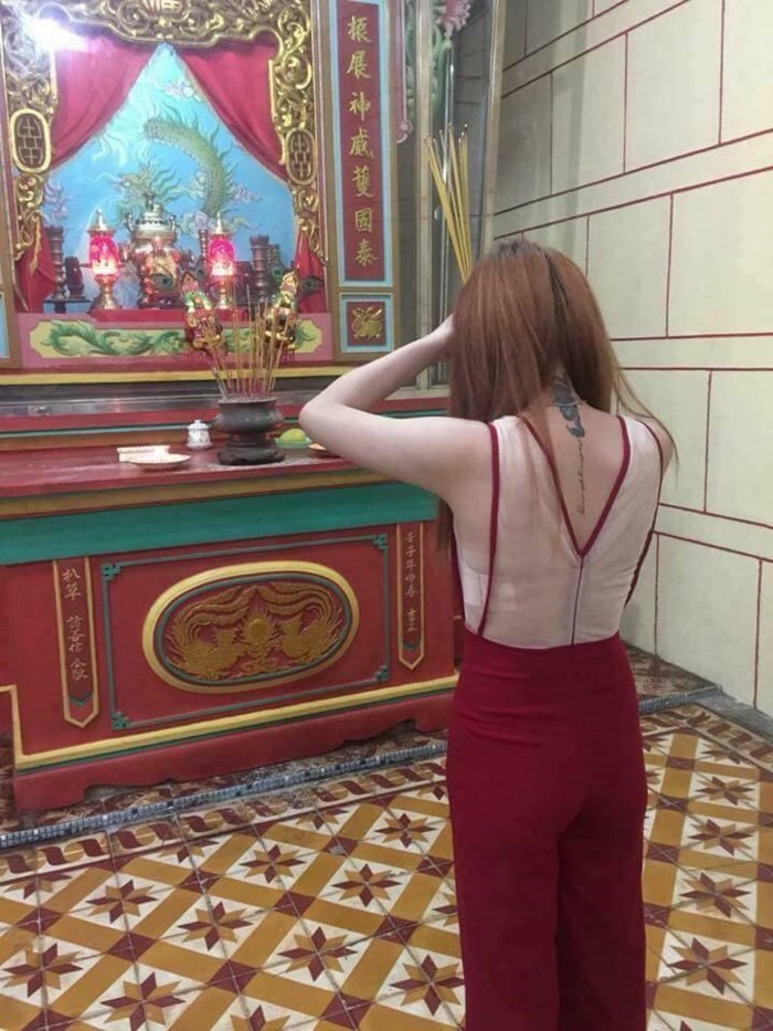 Cô gái trẻ mặc áo xuyên thấu lộ nội y đi lễ chùa khiến dân mạng 'nóng mắt'. Nhiều người lên tiếng yêu cầu xử lý những hình ảnh này để trả lại sự tôn nghiêm nơi cửa phật.