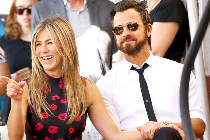 Vợ chồng Aniston tay trong tay đến dự lễ nhận ngôi sao trên Đại lộ danh vọng tại Hollywood của diễn viên Jason Bateman.