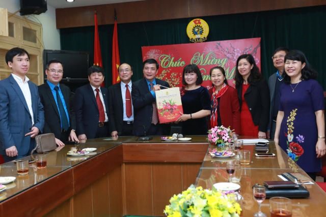Chủ tịch Tổng LĐLĐVN Bùi Văn Cường tặng quà cho CĐ Viên chức VN. Ảnh: Hải Nguyễn