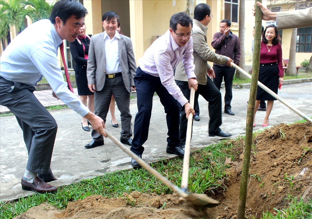 Chủ tịch LĐLĐ Quảng Bình Nguyễn Lương Bình trồng cây tại Trường Trung cấp Du lịch - Công nghệ số 9 nhân “Tết trồng cây” Xuân 2018. Ảnh: Lê Phi Long